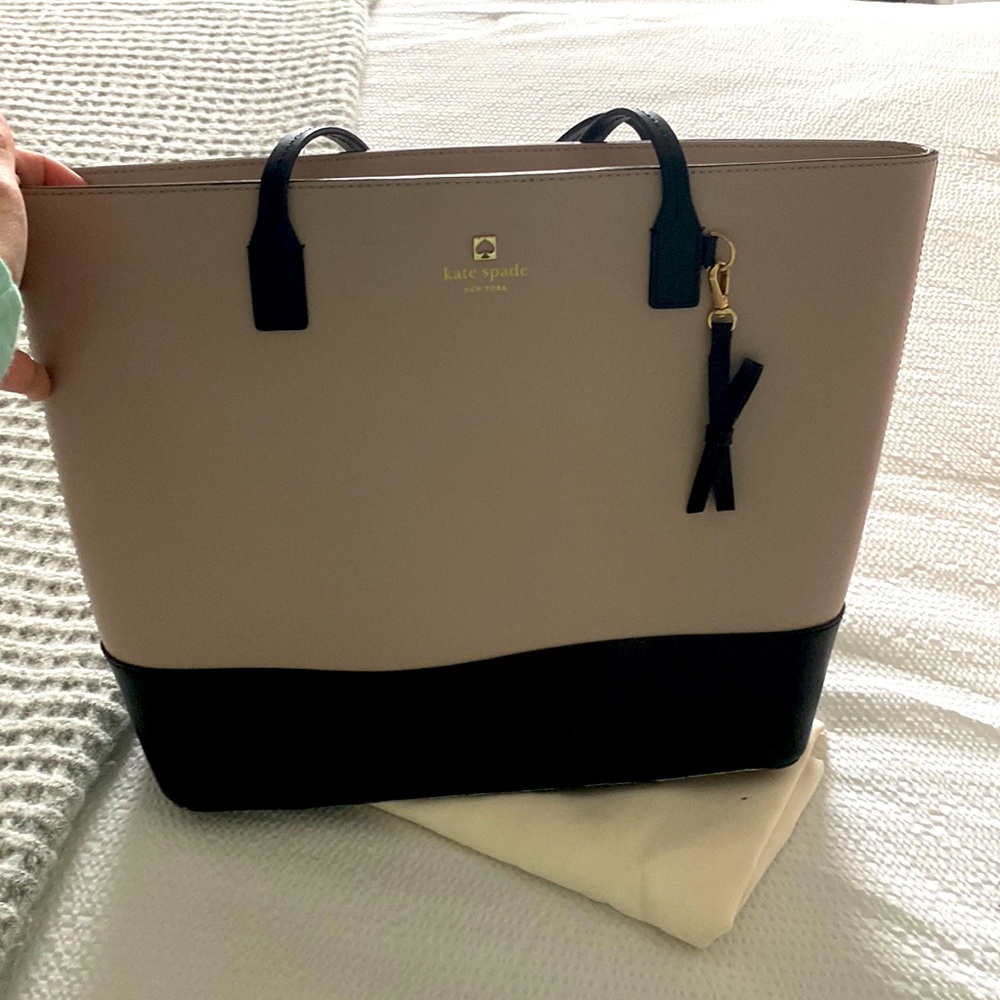 Kate Spade purse comes with dust bag